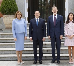 Sus Majestades los Reyes junto al al presidente de la República de Bulgaria, Rumen Radev, y la primera dama, Desislava Radeva